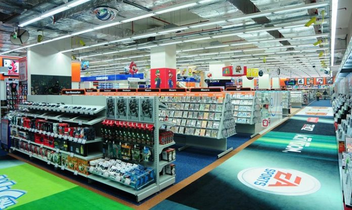 Alışveriş merkezlerinde faaliyet gösteren teknoloji mağazaları, tüketici beklentilerindeki değişim ve dijital dönüşümün hız kazanmasıyla birlikte önemli bir gelişim sürecinden geçiyor. Geçmişte ağırlıklı olarak elektronik ürün satışı yapılan mağazalar, günümüzde deneyim odaklı konseptleri, geniş ürün çeşitliliği ve satış sonrası hizmetleriyle ziyaretçilerin ilgisini çekiyor. Özellikle AVM içerisinde yer alan teknoloji mağazaları, yalnızca alışveriş yapılan noktalar değil, aynı zamanda yeni teknolojilerin keşfedildiği ve deneyimlendiği merkezler haline geliyor. Konulu bir haber görseli.