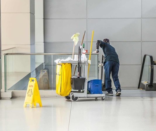 AVM Temizlik ve Hijyen Standartları Alışveriş merkezleri, her gün binlerce kişinin ziyaret ettiği yoğun yaşam alanları arasında yer alıyor. Bu yoğun ziyaretçi trafiği, AVM yönetimlerinin temizlik ve hijyen uygulamalarına daha fazla önem vermesini zorunlu hale getiriyor. Modern alışveriş merkezlerinde uygulanan temizlik ve hijyen standartları, yalnızca ziyaretçilerin sağlığını korumayı değil, aynı zamanda güvenli ve konforlu bir alışveriş ortamı oluşturmayı da hedefliyor. Düzenli bakım çalışmaları, profesyonel temizlik ekipleri ve gelişmiş hijyen uygulamaları sayesinde AVM'ler gün boyunca yüksek temizlik standartlarını korumaya çalışıyor. Konulu bir haber görseli.