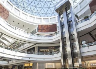 Alışveriş merkezleri, modern şehir yaşamının en önemli ticaret merkezlerinden biri olmayı sürdürürken, bünyelerinde yer alan ticari alanların ekonomik değeri de her geçen yıl daha fazla önem kazanıyor. AVM Ticari Alan Değerleri, yatırımcılar, mağaza işletmecileri ve gayrimenkul geliştiricileri açısından stratejik kararların temelini oluşturan en önemli göstergeler arasında yer alıyor. Bir alışveriş merkezindeki ticari alanın değeri yalnızca fiziksel büyüklüğüne göre değil; ziyaretçi yoğunluğu, lokasyon avantajı, mağaza karması ve bölgesel ekonomik yapı gibi birçok farklı unsur dikkate alınarak belirleniyor. Konulu bir haber görseli.