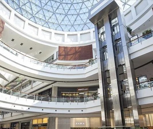 AVM Ticari Alan Değerleri Alışveriş merkezleri, modern şehir yaşamının en önemli ticaret merkezlerinden biri olmayı sürdürürken, bünyelerinde yer alan ticari alanların ekonomik değeri de her geçen yıl daha fazla önem kazanıyor. AVM Ticari Alan Değerleri, yatırımcılar, mağaza işletmecileri ve gayrimenkul geliştiricileri açısından stratejik kararların temelini oluşturan en önemli göstergeler arasında yer alıyor. Bir alışveriş merkezindeki ticari alanın değeri yalnızca fiziksel büyüklüğüne göre değil; ziyaretçi yoğunluğu, lokasyon avantajı, mağaza karması ve bölgesel ekonomik yapı gibi birçok farklı unsur dikkate alınarak belirleniyor. Konulu bir haber görseli.