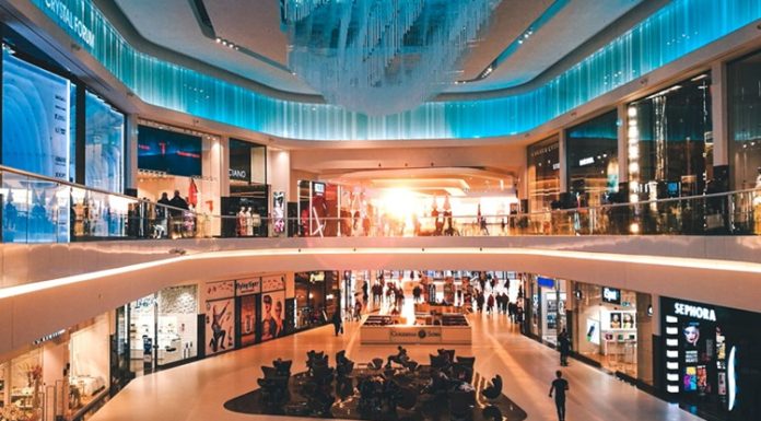 Alışveriş merkezleri, yalnızca alışveriş yapılan ticari alanlar değil, aynı zamanda şehir yaşamının önemli sosyal buluşma noktaları olarak öne çıkıyor. Bu nedenle ziyaretçilerin alışveriş merkezlerine güvenli, hızlı ve kolay şekilde ulaşabilmesi büyük önem taşıyor. AVM Toplu Taşıma Entegrasyonu, modern şehir planlamasının en önemli başlıklarından biri haline gelirken, hem trafik yoğunluğunu azaltan hem de ziyaretçi deneyimini iyileştiren stratejik uygulamalar arasında gösteriliyor. Günümüzde birçok alışveriş merkezi, metro, tramvay, otobüs ve banliyö hatlarıyla doğrudan bağlantı kurarak daha geniş bir ziyaretçi kitlesine ulaşmayı hedefliyor. Konulu bir haber görseli.