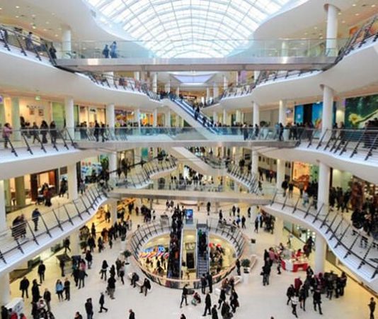 AVM Trafik ve Ulaşım Sorunları Alışveriş merkezleri, modern şehir yaşamının vazgeçilmez ticaret ve sosyal yaşam alanları arasında yer alırken, beraberinde getirdiği trafik ve ulaşım sorunları da şehir planlamasının en önemli gündemlerinden biri olmaya devam ediyor. AVM Trafik ve Ulaşım Sorunları, özellikle büyükşehirlerde artan araç sayısı, yoğun ziyaretçi trafiği ve toplu taşıma kapasitesiyle birlikte daha fazla önem kazanan konular arasında bulunuyor. Alışveriş merkezlerinin bulunduğu bölgelerde oluşan yoğunluk, yalnızca ziyaretçileri değil çevrede yaşayan vatandaşları ve şehir içi ulaşımı da doğrudan etkiliyor. Konulu bir haber görseli.
