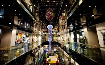 Alışveriş merkezleri, değişen yaşam alışkanlıkları ve teknolojik gelişmeler doğrultusunda tüketicilerin alışveriş tercihlerini şekillendiren önemli merkezler arasında yer alıyor. Günümüzde tüketici davranışları, yalnızca satın alma kararlarını değil, alışveriş merkezlerinin mağaza planlamasından kampanya stratejilerine kadar birçok süreci doğrudan etkiliyor. Bu nedenle AVM yönetimleri ve mağazalar, ziyaretçilerin beklentilerini doğru analiz ederek daha verimli hizmet sunmayı hedefliyor. Konulu bir haber görseli.
