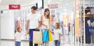 Turizm sektörünün gelişmesiyle birlikte alışveriş merkezleri, yalnızca yerel ziyaretçilere hizmet veren ticari alanlar olmaktan çıkarak yerli ve yabancı turistlerin de yoğun ilgi gösterdiği yaşam merkezleri haline geldi. Günümüzde AVM'ler, alışverişin yanı sıra gastronomi, eğlence, kültür ve sosyal etkinlikleri bir araya getirerek turizm hareketliliğinin önemli duraklarından biri olarak öne çıkıyor. Bu durum, turizm ile alışveriş sektörü arasındaki ilişkinin her geçen yıl daha da güçlenmesini sağlıyor. Konulu bir haber görseli.