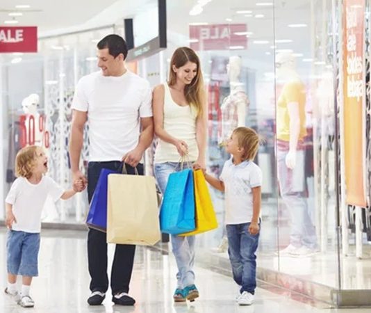 AVM Turizm ve Alışveriş İlişkisi Turizm sektörünün gelişmesiyle birlikte alışveriş merkezleri, yalnızca yerel ziyaretçilere hizmet veren ticari alanlar olmaktan çıkarak yerli ve yabancı turistlerin de yoğun ilgi gösterdiği yaşam merkezleri haline geldi. Günümüzde AVM'ler, alışverişin yanı sıra gastronomi, eğlence, kültür ve sosyal etkinlikleri bir araya getirerek turizm hareketliliğinin önemli duraklarından biri olarak öne çıkıyor. Bu durum, turizm ile alışveriş sektörü arasındaki ilişkinin her geçen yıl daha da güçlenmesini sağlıyor. Konulu bir haber görseli.