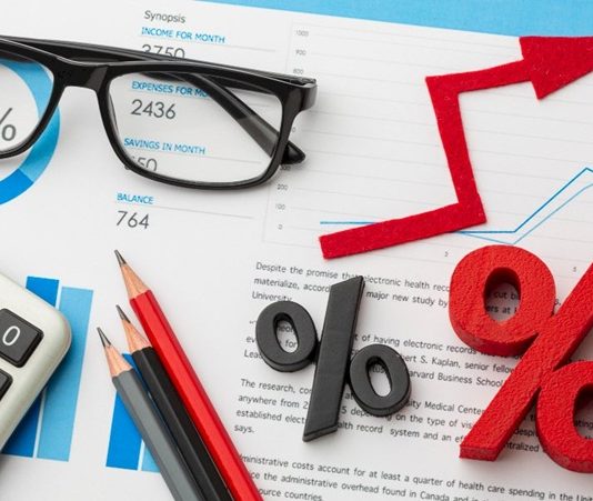 AVM Vergi Düzenlemeleri Alışveriş merkezleri, perakende sektörünün en önemli ticaret merkezleri arasında yer alırken, faaliyetlerini sürdürebilmeleri için yürürlükte bulunan AVM vergi düzenlemeleri kapsamında hareket etmek zorunda bulunuyor. Vergi uygulamaları yalnızca alışveriş merkezi yönetimlerini değil, aynı zamanda mağaza işletmecilerini, hizmet sağlayıcılarını ve yatırımcıları da doğrudan etkiliyor. Vergi mevzuatına uyumlu şekilde yürütülen ticari faaliyetler hem finansal sürdürülebilirliği destekliyor hem de işletmelerin yasal yükümlülüklerini eksiksiz yerine getirmesine katkı sağlıyor. Konulu bir haber görseli.