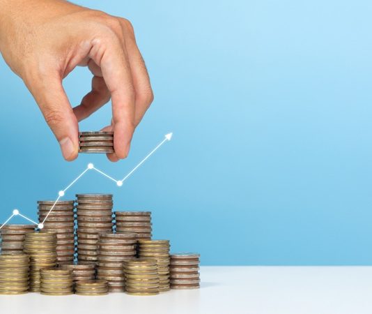 Türkiye'de AVM yatırımları, değişen tüketici alışkanlıkları ve şehirleşme dinamikleri doğrultusunda yeni bir dönüşüm sürecine giriyor. Geleneksel alışveriş merkezi anlayışının ötesine geçen projeler, yalnızca alışveriş yapılabilecek alanlar değil; sosyal yaşam, eğlence, gastronomi ve kültürel etkinliklerin bir araya geldiği çok amaçlı yaşam merkezleri olarak tasarlanıyor. Bu yaklaşım hem yatırımcıların hem de ziyaretçilerin beklentilerini karşılayan daha kapsamlı projelerin geliştirilmesini sağlıyor. Konulu bir haber görseli.