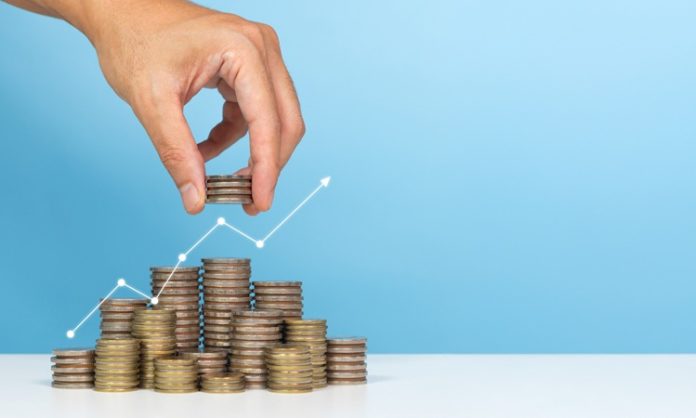 AVM Yatırımlarında Yeni Projeler Türkiye'de AVM yatırımları, değişen tüketici alışkanlıkları ve şehirleşme dinamikleri doğrultusunda yeni bir dönüşüm sürecine giriyor. Geleneksel alışveriş merkezi anlayışının ötesine geçen projeler, yalnızca alışveriş yapılabilecek alanlar değil; sosyal yaşam, eğlence, gastronomi ve kültürel etkinliklerin bir araya geldiği çok amaçlı yaşam merkezleri olarak tasarlanıyor. Bu yaklaşım hem yatırımcıların hem de ziyaretçilerin beklentilerini karşılayan daha kapsamlı projelerin geliştirilmesini sağlıyor. Konulu bir haber görseli.