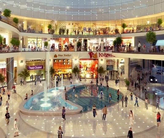 AVM Yenileme ve Renovasyon Projeleri Alışveriş merkezleri, değişen tüketici beklentileri ve gelişen teknolojiler doğrultusunda sürekli olarak kendilerini yenilemek zorunda kalıyor. Yıllar içerisinde ziyaretçi alışkanlıklarının değişmesi, yeni mağaza konseptlerinin ortaya çıkması ve modern mimari anlayışın gelişmesiyle birlikte AVM yenileme ve renovasyon projeleri, sektörün en önemli yatırım alanlarından biri haline geliyor. Gerçekleştirilen yenileme çalışmaları yalnızca fiziksel görünümü değiştirmekle kalmıyor, aynı zamanda ziyaretçi deneyimini iyileştirmeyi ve işletme verimliliğini artırmayı da hedefliyor. Konulu bir haber görseli.