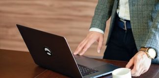 Alışveriş merkezleri, günümüzde yalnızca mağazaların bir araya geldiği ticari yapılar olmaktan çıkarak kapsamlı yönetim anlayışı gerektiren yaşam merkezleri haline geldi. Her gün binlerce ziyaretçiyi ağırlayan bu kompleks yapılar, güvenlikten temizlik hizmetlerine, pazarlamadan teknik altyapıya kadar birçok farklı alanın aynı anda yönetilmesini zorunlu kılıyor. Bu nedenle AVM yönetim modelleri, alışveriş merkezlerinin sürdürülebilir başarısı ve ziyaretçi memnuniyetinin sağlanması açısından büyük önem taşıyor. Konulu bir haber görseli.