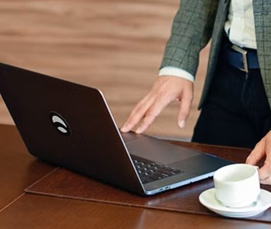 AVM Yönetim Modelleri Alışveriş merkezleri, günümüzde yalnızca mağazaların bir araya geldiği ticari yapılar olmaktan çıkarak kapsamlı yönetim anlayışı gerektiren yaşam merkezleri haline geldi. Her gün binlerce ziyaretçiyi ağırlayan bu kompleks yapılar, güvenlikten temizlik hizmetlerine, pazarlamadan teknik altyapıya kadar birçok farklı alanın aynı anda yönetilmesini zorunlu kılıyor. Bu nedenle AVM yönetim modelleri, alışveriş merkezlerinin sürdürülebilir başarısı ve ziyaretçi memnuniyetinin sağlanması açısından büyük önem taşıyor. Konulu bir haber görseli.