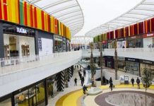 AVM Ziyaretçi Alışkanlıkları Alışveriş merkezleri, günümüzde yalnızca alışveriş yapılan ticari alanlar olmaktan çıkarak sosyal yaşamın önemli merkezlerinden biri haline geldi. Giyimden teknolojiye, yeme içmeden eğlenceye kadar birçok ihtiyacı tek çatı altında karşılayan AVM'ler, değişen tüketici beklentileri doğrultusunda sürekli yenileniyor. Bu değişimle birlikte AVM Ziyaretçi Alışkanlıkları da önemli ölçüde farklılaşırken, ziyaretçilerin alışveriş merkezlerini tercih etme nedenleri her geçen yıl çeşitleniyor. Uzmanlar, ziyaretçi davranışlarının doğru analiz edilmesinin hem mağazalar hem de AVM yönetimleri açısından büyük önem taşıdığını ifade ediyor. Konulu bir haber görseli.