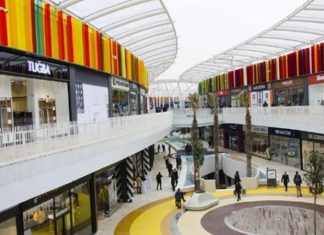 Alışveriş merkezleri, günümüzde yalnızca alışveriş yapılan ticari alanlar olmaktan çıkarak sosyal yaşamın önemli merkezlerinden biri haline geldi. Giyimden teknolojiye, yeme içmeden eğlenceye kadar birçok ihtiyacı tek çatı altında karşılayan AVM'ler, değişen tüketici beklentileri doğrultusunda sürekli yenileniyor. Bu değişimle birlikte AVM Ziyaretçi Alışkanlıkları da önemli ölçüde farklılaşırken, ziyaretçilerin alışveriş merkezlerini tercih etme nedenleri her geçen yıl çeşitleniyor. Uzmanlar, ziyaretçi davranışlarının doğru analiz edilmesinin hem mağazalar hem de AVM yönetimleri açısından büyük önem taşıdığını ifade ediyor. Konulu bir haber görseli.