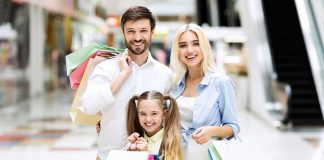 Alışveriş merkezleri, günümüzde yalnızca alışveriş yapılan ticari alanlar olmanın ötesine geçerek ailelerin birlikte vakit geçirdiği sosyal yaşam merkezleri haline geldi. Değişen yaşam alışkanlıkları, modern şehir yaşamı ve sunulan hizmet çeşitliliği sayesinde AVM, her yaştan bireyin ihtiyaçlarına cevap veren kapsamlı yaşam alanları olarak öne çıkıyor. Özellikle aile ziyaretçi profili, alışveriş merkezlerinin mağaza planlamasından etkinlik organizasyonlarına kadar birçok alanda belirleyici rol oynuyor. Konulu bir haber görseli.