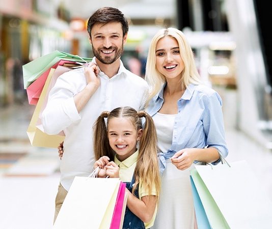 AVM’de Aile Ziyaretçi Profili Alışveriş merkezleri, günümüzde yalnızca alışveriş yapılan ticari alanlar olmanın ötesine geçerek ailelerin birlikte vakit geçirdiği sosyal yaşam merkezleri haline geldi. Değişen yaşam alışkanlıkları, modern şehir yaşamı ve sunulan hizmet çeşitliliği sayesinde AVM, her yaştan bireyin ihtiyaçlarına cevap veren kapsamlı yaşam alanları olarak öne çıkıyor. Özellikle aile ziyaretçi profili, alışveriş merkezlerinin mağaza planlamasından etkinlik organizasyonlarına kadar birçok alanda belirleyici rol oynuyor. Konulu bir haber görseli.