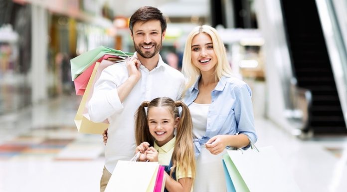 Alışveriş merkezleri, günümüzde yalnızca alışveriş yapılan ticari alanlar olmanın ötesine geçerek ailelerin birlikte vakit geçirdiği sosyal yaşam merkezleri haline geldi. Değişen yaşam alışkanlıkları, modern şehir yaşamı ve sunulan hizmet çeşitliliği sayesinde AVM, her yaştan bireyin ihtiyaçlarına cevap veren kapsamlı yaşam alanları olarak öne çıkıyor. Özellikle aile ziyaretçi profili, alışveriş merkezlerinin mağaza planlamasından etkinlik organizasyonlarına kadar birçok alanda belirleyici rol oynuyor. Konulu bir haber görseli.