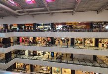 Alışveriş merkezleri, gençlerin yalnızca alışveriş yaptığı alanlar olmaktan çıkarak sosyalleşme, eğlenme ve yeni deneyimler yaşama merkezleri haline geliyor. Değişen yaşam tarzı, dijital teknolojilerin günlük hayata daha fazla entegre olması ve sosyal medya etkisi, genç tüketici kitlesinin alışveriş alışkanlıklarını önemli ölçüde değiştiriyor. Bu nedenle AVM yönetimleri ve mağazalar, genç ziyaretçilerin beklentilerine uygun hizmetler geliştirmeye ve yenilikçi projelere yatırım yapmaya devam ediyor. Konulu bir haber görseli.