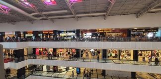 Alışveriş merkezleri, gençlerin yalnızca alışveriş yaptığı alanlar olmaktan çıkarak sosyalleşme, eğlenme ve yeni deneyimler yaşama merkezleri haline geliyor. Değişen yaşam tarzı, dijital teknolojilerin günlük hayata daha fazla entegre olması ve sosyal medya etkisi, genç tüketici kitlesinin alışveriş alışkanlıklarını önemli ölçüde değiştiriyor. Bu nedenle AVM yönetimleri ve mağazalar, genç ziyaretçilerin beklentilerine uygun hizmetler geliştirmeye ve yenilikçi projelere yatırım yapmaya devam ediyor. Konulu bir haber görseli.