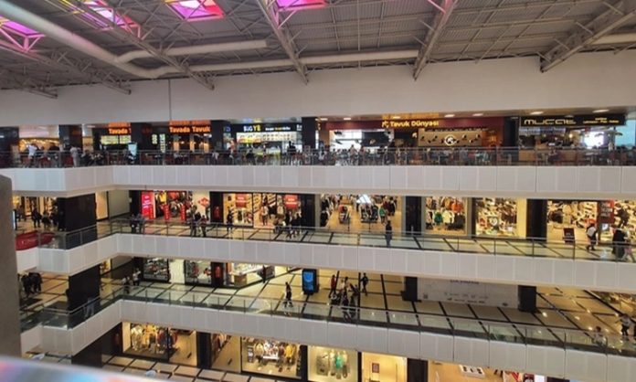 AVM’de Genç Tüketici Eğilimleri Alışveriş merkezleri, gençlerin yalnızca alışveriş yaptığı alanlar olmaktan çıkarak sosyalleşme, eğlenme ve yeni deneyimler yaşama merkezleri haline geliyor. Değişen yaşam tarzı, dijital teknolojilerin günlük hayata daha fazla entegre olması ve sosyal medya etkisi, genç tüketici kitlesinin alışveriş alışkanlıklarını önemli ölçüde değiştiriyor. Bu nedenle AVM yönetimleri ve mağazalar, genç ziyaretçilerin beklentilerine uygun hizmetler geliştirmeye ve yenilikçi projelere yatırım yapmaya devam ediyor. Konulu bir haber görseli.
