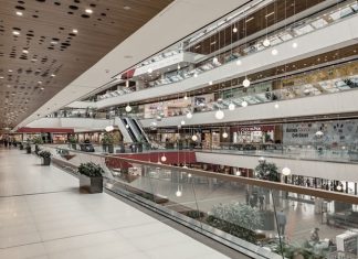 Alışveriş merkezleri, dünya genelinde faaliyet gösteren markaların tüketicilerle buluştuğu en önemli ticaret alanlarından biri olmayı sürdürüyor. Özellikle uluslararası markalar, geniş ürün yelpazesi, yenilikçi mağaza konseptleri ve güçlü marka bilinirliği sayesinde alışveriş merkezlerinin en fazla ilgi gören işletmeleri arasında yer alıyor. Türkiye'de faaliyet gösteren birçok AVM, küresel markaları bünyesine katarak ziyaretçilerine daha zengin bir alışveriş deneyimi sunarken, perakende sektöründeki rekabetin de güçlenmesine katkı sağlıyor. Konulu bir haber görseli.