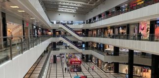 Alışveriş merkezleri, değişen tüketici beklentileri ve perakende sektöründeki rekabetin artmasıyla birlikte sürekli yenilenen bir yapıya sahip olmaya devam ediyor. Özellikle AVM yatırımlarında görülen çeşitlilik, yerli ve yabancı markaların yeni mağaza açılışlarına hız vermesini sağlıyor. Son dönemde gerçekleşen yeni marka girişleri, alışveriş merkezlerinin ziyaretçi trafiğini artırırken tüketicilere de daha geniş ürün ve hizmet seçenekleri sunuyor. Moda, teknoloji, kozmetik, ev yaşamı, spor ve yeme içme gibi birçok farklı kategoride faaliyet gösteren markalar, AVM'leri büyüme stratejilerinin önemli bir parçası olarak değerlendiriyor. Konulu bir haber görseli.