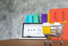 Dijitalleşmenin hız kazanmasıyla birlikte AVM’lerde e-ticaret entegrasyonu, perakende sektörünün en önemli dönüşüm alanlarından biri haline geldi. Geçmişte fiziksel mağazalar ile çevrim içi satış kanalları birbirinden bağımsız şekilde faaliyet gösterirken, günümüzde bu iki yapı giderek daha fazla entegre ediliyor. Alışveriş merkezlerinde faaliyet gösteren markalar, müşterilerine hem mağazadan hem de dijital platformlardan kesintisiz alışveriş deneyimi sunarak rekabet avantajı elde etmeyi hedefliyor. Konulu bir haber görseli.