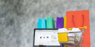 Dijitalleşmenin hız kazanmasıyla birlikte AVM’lerde e-ticaret entegrasyonu, perakende sektörünün en önemli dönüşüm alanlarından biri haline geldi. Geçmişte fiziksel mağazalar ile çevrim içi satış kanalları birbirinden bağımsız şekilde faaliyet gösterirken, günümüzde bu iki yapı giderek daha fazla entegre ediliyor. Alışveriş merkezlerinde faaliyet gösteren markalar, müşterilerine hem mağazadan hem de dijital platformlardan kesintisiz alışveriş deneyimi sunarak rekabet avantajı elde etmeyi hedefliyor. Konulu bir haber görseli.