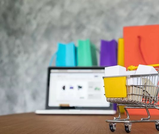 Dijitalleşmenin hız kazanmasıyla birlikte AVM’lerde e-ticaret entegrasyonu, perakende sektörünün en önemli dönüşüm alanlarından biri haline geldi. Geçmişte fiziksel mağazalar ile çevrim içi satış kanalları birbirinden bağımsız şekilde faaliyet gösterirken, günümüzde bu iki yapı giderek daha fazla entegre ediliyor. Alışveriş merkezlerinde faaliyet gösteren markalar, müşterilerine hem mağazadan hem de dijital platformlardan kesintisiz alışveriş deneyimi sunarak rekabet avantajı elde etmeyi hedefliyor. Konulu bir haber görseli.