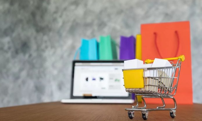AVM’lerde E-Ticaret Entegrasyonu Dijitalleşmenin hız kazanmasıyla birlikte AVM’lerde e-ticaret entegrasyonu, perakende sektörünün en önemli dönüşüm alanlarından biri haline geldi. Geçmişte fiziksel mağazalar ile çevrim içi satış kanalları birbirinden bağımsız şekilde faaliyet gösterirken, günümüzde bu iki yapı giderek daha fazla entegre ediliyor. Alışveriş merkezlerinde faaliyet gösteren markalar, müşterilerine hem mağazadan hem de dijital platformlardan kesintisiz alışveriş deneyimi sunarak rekabet avantajı elde etmeyi hedefliyor. Konulu bir haber görseli.
