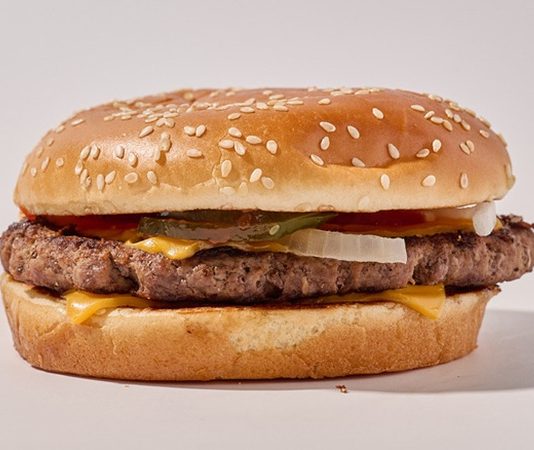 AVM’lerde Fast Food Markalarının Yükselişi Alışveriş merkezleri, günümüzde yalnızca mağazaların bulunduğu ticari yapılar olmanın ötesine geçerek ziyaretçilerin uzun süre vakit geçirdiği yaşam merkezlerine dönüşüyor. Bu değişimin en dikkat çekici yansımalarından biri ise AVM’lerde fast food markalarının hızlı büyümesi oluyor. Özellikle yoğun şehir yaşamı, hızlı tüketim alışkanlıkları ve pratik yemek seçeneklerine yönelik talep, fast food sektörünün alışveriş merkezlerinde daha fazla yatırım yapmasını sağlıyor. Hem yerli hem de uluslararası markalar yeni şubeler açarak ziyaretçilere geniş ürün seçenekleri sunuyor. Konulu bir haber görseli.