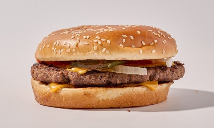 AVM’lerde Fast Food Markalarının Yükselişi Alışveriş merkezleri, günümüzde yalnızca mağazaların bulunduğu ticari yapılar olmanın ötesine geçerek ziyaretçilerin uzun süre vakit geçirdiği yaşam merkezlerine dönüşüyor. Bu değişimin en dikkat çekici yansımalarından biri ise AVM’lerde fast food markalarının hızlı büyümesi oluyor. Özellikle yoğun şehir yaşamı, hızlı tüketim alışkanlıkları ve pratik yemek seçeneklerine yönelik talep, fast food sektörünün alışveriş merkezlerinde daha fazla yatırım yapmasını sağlıyor. Hem yerli hem de uluslararası markalar yeni şubeler açarak ziyaretçilere geniş ürün seçenekleri sunuyor. Konulu bir haber görseli.