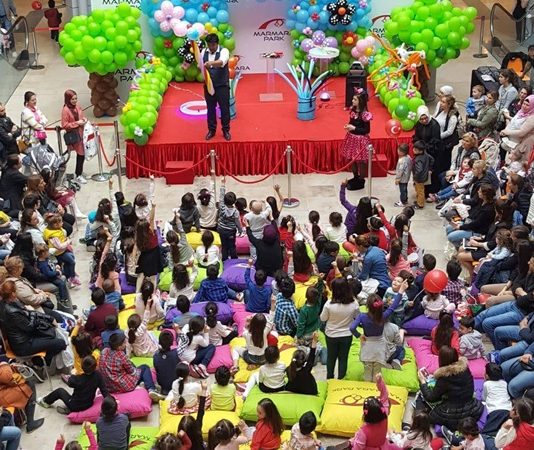 AVM’lerde Festival Etkinlikleri Alışveriş merkezleri, değişen tüketici beklentileri doğrultusunda yalnızca alışveriş yapılan alanlar olmaktan çıkarak sosyal ve kültürel yaşamın önemli merkezleri haline geliyor. Bu dönüşümün en önemli parçalarından biri ise yıl boyunca düzenlenen AVM festivalleri oluyor. Gastronomi günlerinden müzik organizasyonlarına, çocuk şenliklerinden kültür sanat etkinliklerine kadar birçok festival, ziyaretçilere farklı deneyimler sunarken alışveriş merkezlerinin cazibesini de artırıyor. Konulu bir haber görseli.