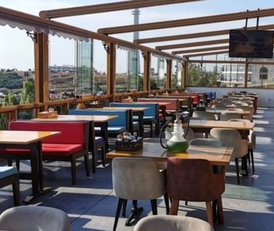 AVM’lerde Kafe Kültürünün Gelişimi Alışveriş merkezleri, son yıllarda yalnızca alışveriş yapılan noktalar olmaktan çıkarak sosyal yaşamın merkezlerinden biri haline geliyor. Bu dönüşümde en büyük paylardan biri ise gelişen AVM’lerde kafe kültürü anlayışına ait. Ziyaretçiler artık alışveriş molalarında yalnızca kahve içmek için değil, çalışmak, arkadaşlarıyla buluşmak, dinlenmek ve sosyal vakit geçirmek amacıyla da kafeleri tercih ediyor. Bu değişim, alışveriş merkezlerinde faaliyet gösteren kafe işletmelerinin hem sayısını hem de hizmet çeşitliliğini artırıyor. Konulu bir haber görseli.
