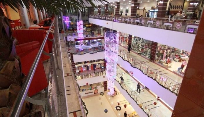 AVM’lerde Kapanan Mağazalar Türkiye'de AVM’lerde kapanan mağazalar, son yıllarda değişen tüketici alışkanlıkları, ekonomik dalgalanmalar ve dijital ticaretin hızla büyümesiyle birlikte perakende sektörünün en çok konuşulan konularından biri haline geldi. Alışveriş merkezleri uzun yıllardır markalar için önemli satış noktaları olmayı sürdürse de artan işletme maliyetleri ve değişen rekabet koşulları bazı mağazaların faaliyetlerini sonlandırmasına neden olabiliyor. Bununla birlikte kapanan mağazaların yerini yeni markaların alması, alışveriş merkezlerinin sürekli yenilenen bir yapıya sahip olduğunu da gösteriyor. Konulu bir haber görseli.