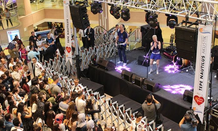 AVM’lerde Konser ve Gösteriler Alışveriş merkezleri, son yıllarda yalnızca alışveriş yapılan alanlar olmaktan çıkarak ziyaretçilerine farklı deneyimler sunan sosyal yaşam merkezlerine dönüşüyor. Bu dönüşümün en dikkat çeken unsurlarından biri ise düzenlenen AVM konserleri ve çeşitli sahne etkinlikleri oluyor. Müzik performansları, dans gösterileri, tiyatro etkinlikleri ve özel organizasyonlar sayesinde ziyaretçiler alışveriş yaparken aynı zamanda kültürel ve sanatsal etkinliklere de katılma fırsatı buluyor. Konulu bir haber görseli.