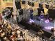 AVM’lerde Konser ve Gösteriler Alışveriş merkezleri, son yıllarda yalnızca alışveriş yapılan alanlar olmaktan çıkarak ziyaretçilerine farklı deneyimler sunan sosyal yaşam merkezlerine dönüşüyor. Bu dönüşümün en dikkat çeken unsurlarından biri ise düzenlenen AVM konserleri ve çeşitli sahne etkinlikleri oluyor. Müzik performansları, dans gösterileri, tiyatro etkinlikleri ve özel organizasyonlar sayesinde ziyaretçiler alışveriş yaparken aynı zamanda kültürel ve sanatsal etkinliklere de katılma fırsatı buluyor. Konulu bir haber görseli.