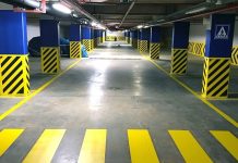 AVM’lerde Otopark Çözümleri Modern alışveriş merkezlerinde ziyaretçi memnuniyetini belirleyen en önemli unsurlardan biri otopark hizmetlerinin kalitesi olarak öne çıkıyor. Günümüzde artan araç sayısı ve yoğun ziyaretçi trafiği nedeniyle AVM otoparkı yönetimi, alışveriş merkezlerinin operasyonel süreçlerinde stratejik bir öneme sahip bulunuyor. Ziyaretçilerin alışverişe başlamadan önce yaşadığı ilk deneyim otopark alanında gerçekleştiği için bu süreçte sunulan hizmet kalitesi, genel müşteri memnuniyetini doğrudan etkiliyor. Konulu bir haber görseli.