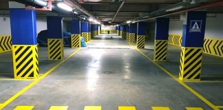 Modern alışveriş merkezlerinde ziyaretçi memnuniyetini belirleyen en önemli unsurlardan biri otopark hizmetlerinin kalitesi olarak öne çıkıyor. Günümüzde artan araç sayısı ve yoğun ziyaretçi trafiği nedeniyle AVM otoparkı yönetimi, alışveriş merkezlerinin operasyonel süreçlerinde stratejik bir öneme sahip bulunuyor. Ziyaretçilerin alışverişe başlamadan önce yaşadığı ilk deneyim otopark alanında gerçekleştiği için bu süreçte sunulan hizmet kalitesi, genel müşteri memnuniyetini doğrudan etkiliyor. Konulu bir haber görseli.