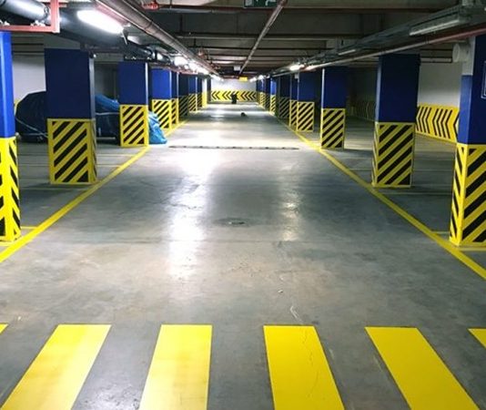 Modern alışveriş merkezlerinde ziyaretçi memnuniyetini belirleyen en önemli unsurlardan biri otopark hizmetlerinin kalitesi olarak öne çıkıyor. Günümüzde artan araç sayısı ve yoğun ziyaretçi trafiği nedeniyle AVM otoparkı yönetimi, alışveriş merkezlerinin operasyonel süreçlerinde stratejik bir öneme sahip bulunuyor. Ziyaretçilerin alışverişe başlamadan önce yaşadığı ilk deneyim otopark alanında gerçekleştiği için bu süreçte sunulan hizmet kalitesi, genel müşteri memnuniyetini doğrudan etkiliyor. Konulu bir haber görseli.