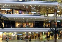 Çevre dostu yapılaşma anlayışının yaygınlaşmasıyla birlikte alışveriş merkezlerinde sürdürülebilirlik odaklı yatırımlar hız kazandı. Özellikle AVM’lerde yeşil bina sertifikaları, enerji verimliliğini artıran, doğal kaynak kullanımını optimize eden ve çevresel etkileri azaltan projelerin en önemli göstergelerinden biri olarak kabul ediliyor. Günümüzde yatırımcılar ve işletmeciler yalnızca modern mimariye değil, aynı zamanda çevreye duyarlı yapı standartlarına da büyük önem veriyor. Konulu bir haber görseli.