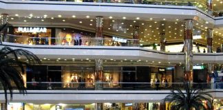Çevre dostu yapılaşma anlayışının yaygınlaşmasıyla birlikte alışveriş merkezlerinde sürdürülebilirlik odaklı yatırımlar hız kazandı. Özellikle AVM’lerde yeşil bina sertifikaları, enerji verimliliğini artıran, doğal kaynak kullanımını optimize eden ve çevresel etkileri azaltan projelerin en önemli göstergelerinden biri olarak kabul ediliyor. Günümüzde yatırımcılar ve işletmeciler yalnızca modern mimariye değil, aynı zamanda çevreye duyarlı yapı standartlarına da büyük önem veriyor. Konulu bir haber görseli.
