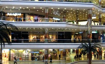 Çevre dostu yapılaşma anlayışının yaygınlaşmasıyla birlikte alışveriş merkezlerinde sürdürülebilirlik odaklı yatırımlar hız kazandı. Özellikle AVM’lerde yeşil bina sertifikaları, enerji verimliliğini artıran, doğal kaynak kullanımını optimize eden ve çevresel etkileri azaltan projelerin en önemli göstergelerinden biri olarak kabul ediliyor. Günümüzde yatırımcılar ve işletmeciler yalnızca modern mimariye değil, aynı zamanda çevreye duyarlı yapı standartlarına da büyük önem veriyor. Konulu bir haber görseli.
