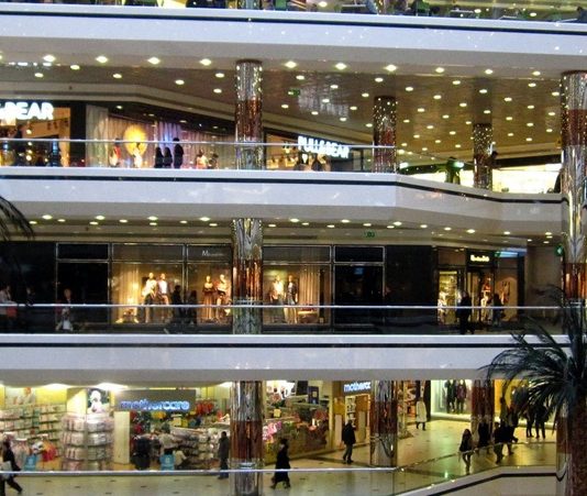 Çevre dostu yapılaşma anlayışının yaygınlaşmasıyla birlikte alışveriş merkezlerinde sürdürülebilirlik odaklı yatırımlar hız kazandı. Özellikle AVM’lerde yeşil bina sertifikaları, enerji verimliliğini artıran, doğal kaynak kullanımını optimize eden ve çevresel etkileri azaltan projelerin en önemli göstergelerinden biri olarak kabul ediliyor. Günümüzde yatırımcılar ve işletmeciler yalnızca modern mimariye değil, aynı zamanda çevreye duyarlı yapı standartlarına da büyük önem veriyor. Konulu bir haber görseli.