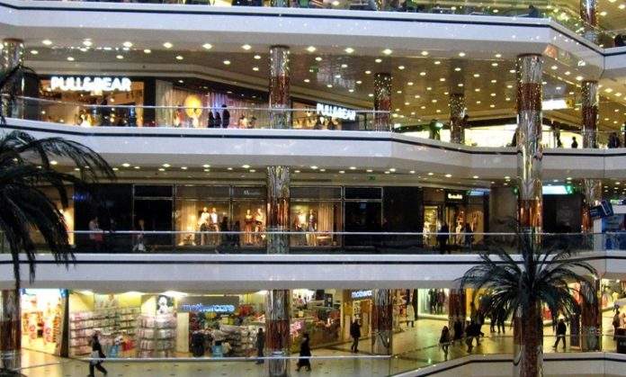 AVM’lerde Yeşil Bina Sertifikaları Çevre dostu yapılaşma anlayışının yaygınlaşmasıyla birlikte alışveriş merkezlerinde sürdürülebilirlik odaklı yatırımlar hız kazandı. Özellikle AVM’lerde yeşil bina sertifikaları, enerji verimliliğini artıran, doğal kaynak kullanımını optimize eden ve çevresel etkileri azaltan projelerin en önemli göstergelerinden biri olarak kabul ediliyor. Günümüzde yatırımcılar ve işletmeciler yalnızca modern mimariye değil, aynı zamanda çevreye duyarlı yapı standartlarına da büyük önem veriyor. Konulu bir haber görseli.