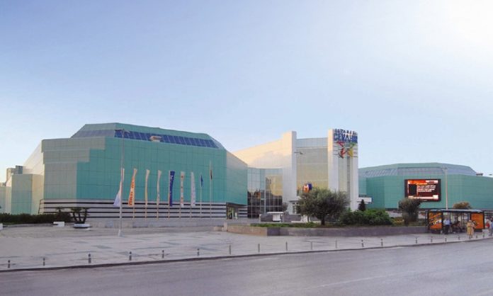 AVM’lerin Şehir Ekonomisine Katkısı Modern şehirlerin ekonomik yapısında önemli bir yere sahip olan alışveriş merkezleri, yalnızca ticari faaliyetlerin yürütüldüğü alanlar olmaktan çıkarak istihdam, yatırım ve sosyal yaşam açısından da büyük değer üreten merkezlere dönüştü. Günümüzde AVM yatırımları, şehir ekonomilerinin büyümesine katkı sağlayan en önemli unsurlardan biri olarak değerlendiriliyor. Perakende sektörünün gelişmesine destek veren alışveriş merkezleri, farklı sektörlerle kurduğu güçlü bağ sayesinde ekonomik hareketliliğin artmasına önemli katkılar sunuyor. Konulu bir haber görseli.