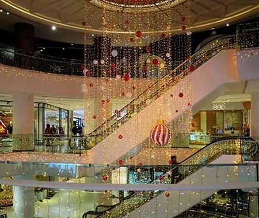 Türkiye'de perakende sektörü, son yıllarda alışveriş merkezlerinin yaygınlaşmasıyla birlikte önemli bir dönüşüm sürecinden geçiyor. Modern alışveriş merkezleri yalnızca ürün satışının yapıldığı ticari alanlar olmaktan çıkarak sosyal yaşamın, eğlencenin ve gastronominin bir arada bulunduğu çok yönlü merkezlere dönüşüyor. Bu gelişim hem büyük markaların büyümesini destekliyor hem de tüketicilere daha kapsamlı bir alışveriş deneyimi sunuyor. Konulu bir haber görseli.
