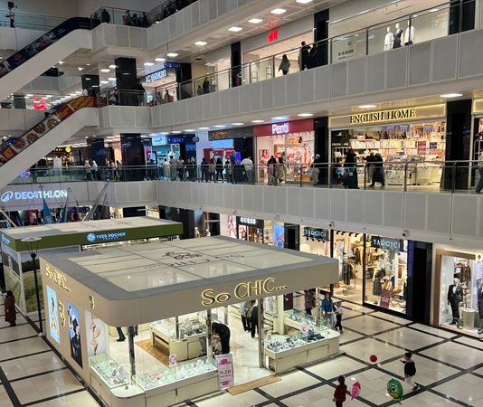 Türkiye’de Açılan Yeni AVM’ler Türkiye'de AVM sektörü, şehirleşme, nüfus artışı ve değişen tüketici alışkanlıklarının etkisiyle gelişimini sürdürmeye devam ediyor. Son yıllarda hayata geçirilen yeni alışveriş merkezi projeleri, yalnızca mağazaların bulunduğu ticari yapılar olmanın ötesine geçerek sosyal yaşamın önemli merkezleri haline geliyor. Modern mimari anlayışıyla tasarlanan bu projeler; alışveriş, eğlence, gastronomi ve kültürel etkinlikleri tek çatı altında buluşturarak ziyaretçilere çok yönlü bir deneyim sunuyor. Konulu bir haber görseli.